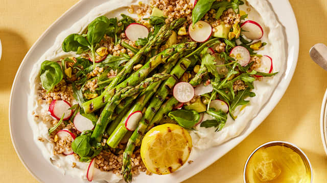 Byggrynsalat med grillet asparges og hvitløksyoghurt