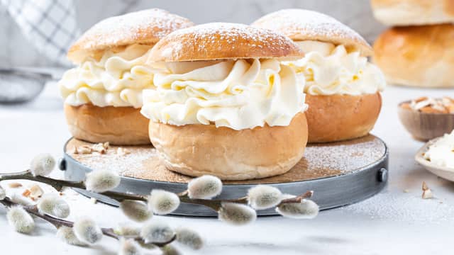 **Lag semlor:** Skjær toppen av bollene, og ta ut litt av innmaten av bunnen.