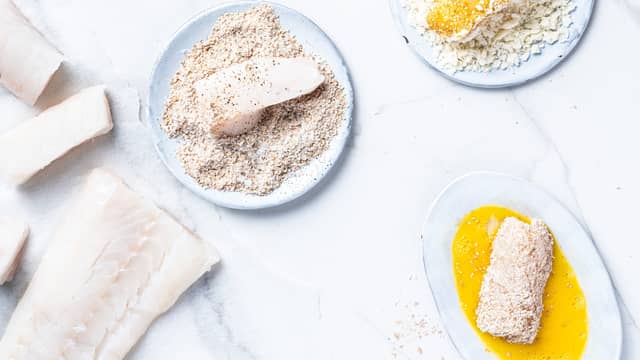 Ha mel, sammenpisket egg og brødsmuler i hver sin bolle. Vend torsketungene først i mel, deretter egg og så brødsmuler til slutt til de er godt dekket.