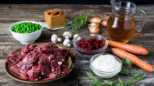 Begynn med å grovkutte gulrøtter, sopp og deretter finkutte løken.