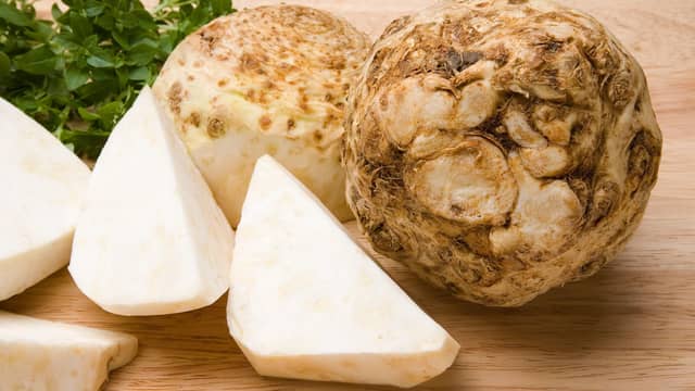 Skjær av skallet på selleriroten og del den i grove biter.