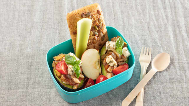 MATPAKKETIPS – Fylt avokado: Del en avokado i to og fjern steinen. Drypp over saft av en presset sitron for å bevare fargen og friskheten på avokadoen. Finhakk middagsrestene fra “Kylling med tagliatelle”, og bland det sammen med 60 g fetaost og 2 cherrytomater. Fyll blandingen i de halve avokadoene og pynt med basilikumblader.