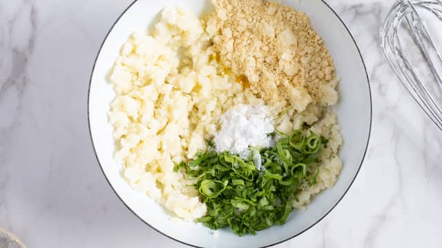 Vend inn hvetemel, 2 ss olivenolje, salt, 4 ss persille og vårløk. Hvis du vil ha ekstra smak kan du tilsette 2 finhakkede hvitløkfedd og 1/2 finhakket chili i tillegg.