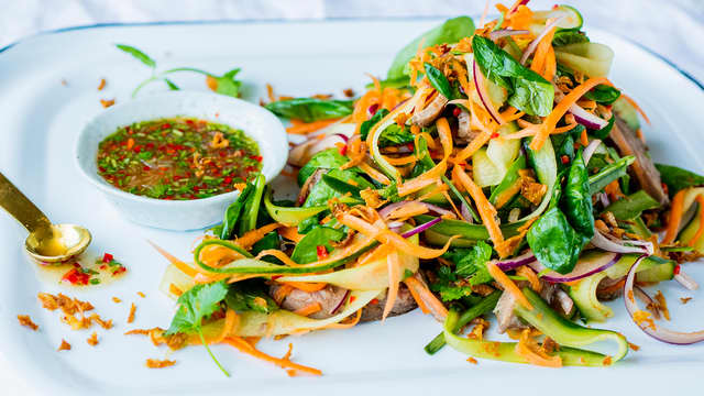 Bland sammen gulrot, løk, agurk, spinat, koriander og mynteblader. Drypp over litt av dressingen og vend det lett sammen.