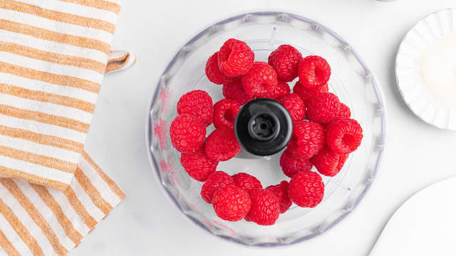 **Bringebærpuré:** Ha friske eller frosne bær i en blender, eller bruk stavmikser. Kjør til puré, Bruker du frosne bær kan de gjerne få tine litt på benken først.