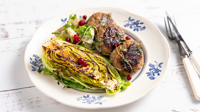 Kjøttkaker med potetsalat og stekt sommerkål
