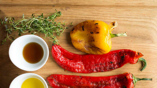 Legg de grillede paprikaene over i en bolle, og dekk bollen med plastfolie, la paprikaen ligge slik til den har blitt litt avkjølt, ca. 10 minutter. Fjern skinn og kjerner, og del paprikakjøttet i grove strimler eller biter.