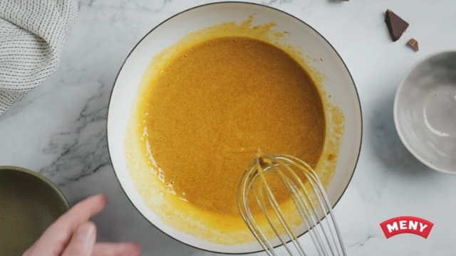 Ha sukker (både hvitt og brunt) i en bolle sammen med eggene og pisk i 2 minutter til eggene og sukkeret er godt blandet.