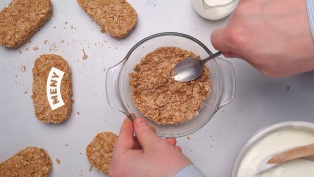 Press weetabixen og kaffen ned med baksiden av en skje, slik at det former seg en kompakt bunn.