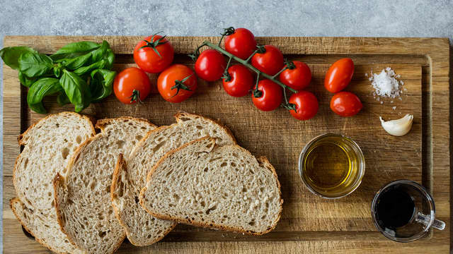 Sett ovnen på 180 grader. Skjær tomatene i terninger og la dem få dryppe av seg mens du lager brødskivene.