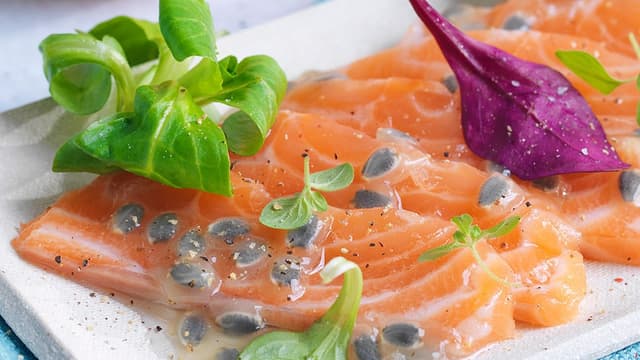 Topp laksen med babyleaf salat like før servering.