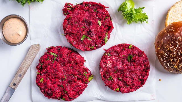 **Rødbetburger:** Dersom du ikke får tak i ferdig rødbetburger kan du lage din egen, eller velge en annen vegetarburger. Se egen [oppskrift for rødbetburger her.](/oppskrifter/vegetar/burger/saftig-hjemmelaget-rodbetburger/)