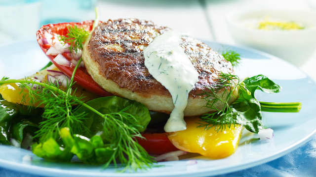 Fiskeburger med ovnsstekt paprika og dill- og sitronmajones