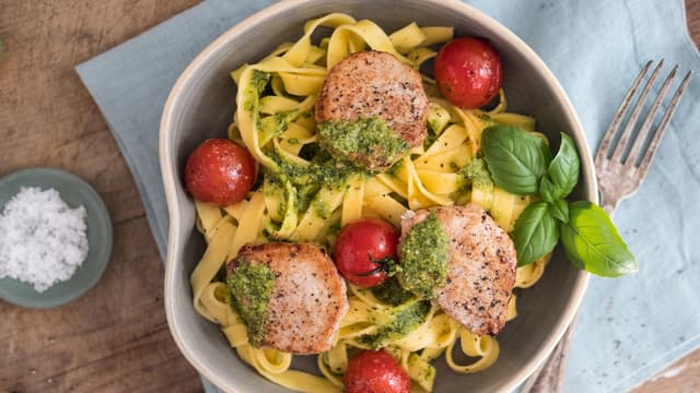 Server pastaen med svinefileten, pesto og cherrytomater.