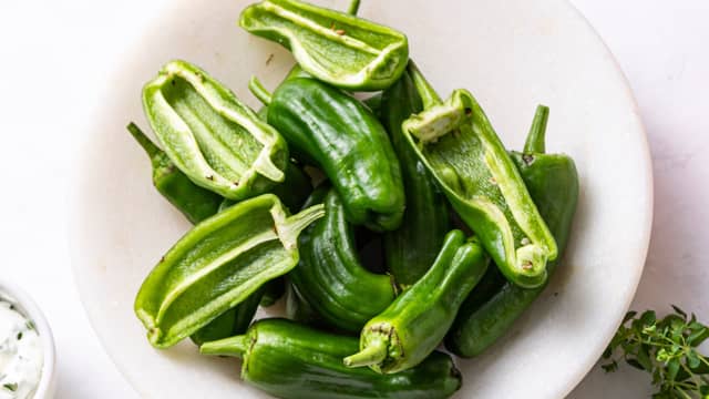 Del padronene i to og skrap ut frøene.