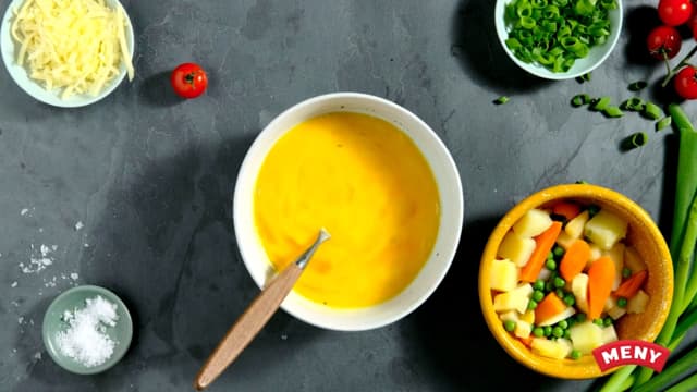 Varm en wok- eller dyp stekepanne på medium høy varme med 1 ss olje. Visp eggene sammen i en bolle og stek dem til de får eggerøre-konsistens. Legg eggene over på en tallerken.