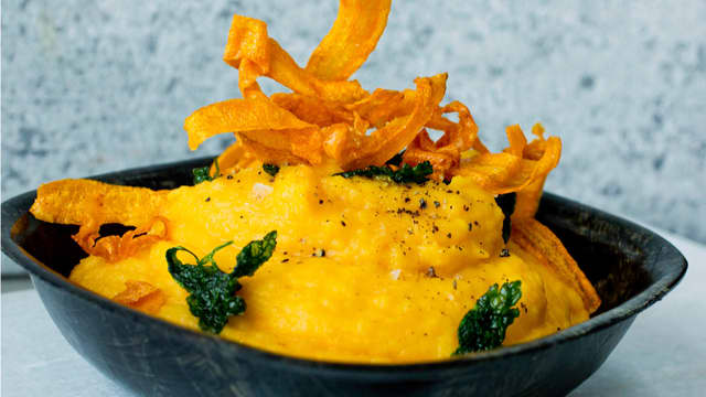 Kok grønnsakene helt møre. Hell av kokevannet og mos grønnsakene sammen med fløte og smør.