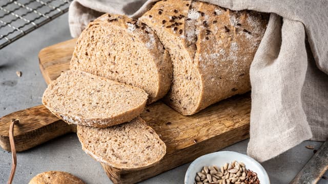 Pensle brødene med vann og dryss over litt linfrø. Stek på nederste rille i ovnen i 50-60 minutter. Kjennes brødene tunge kan det være at de må steke litt lenger.