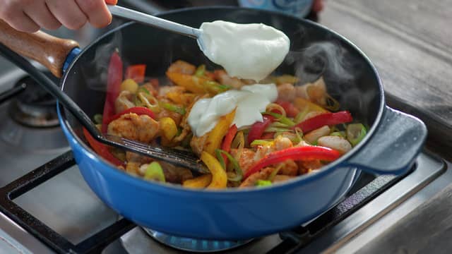 Stek kyllingbitene på middels varme i en stekepanne med litt olje. Ha i paprika og vårløk, dryss over tikka-masala krydder og rør godt. Vend inn matyoghurt. Bland alt godt sammen og la det bli gjennomvarmt.