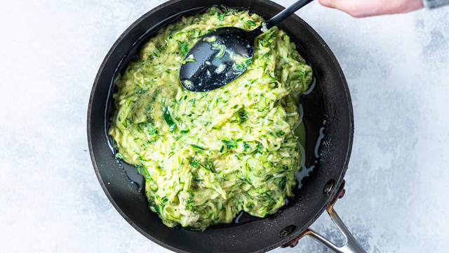 Ha oljen i en stekepanne. Ha i squashblandingen og press den utover i stekepannen. Sett lokk på stekepannen.