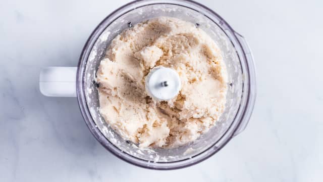 Tilsett pepper, muskatnøtt og halvparten av potetmelet. Kjør igang maskinen og spe med halvparten av fløten. Tilsett resten av potetmelet og resten av fløten.