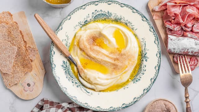 Server gjerne rømmegrøten med spekemat eller toppet med sukker og kanel. Ha fettet (smøret) du fjernet fra grøten på toppen like før servering.