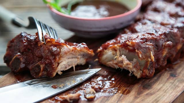 Grill de forkokte spareribsene 10-15 minutter. Skal de stekes i ovnen er steketiden den samme. Pensle underveis med barbecuesaus, glaze, grillolje eller mer marinade.