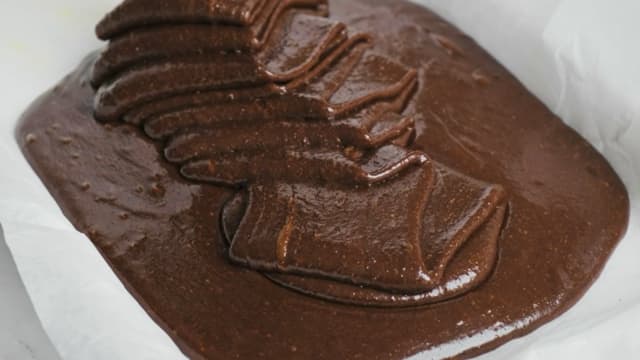 Ha røren i en smurt liten langpanne (ca 20x30 cm).