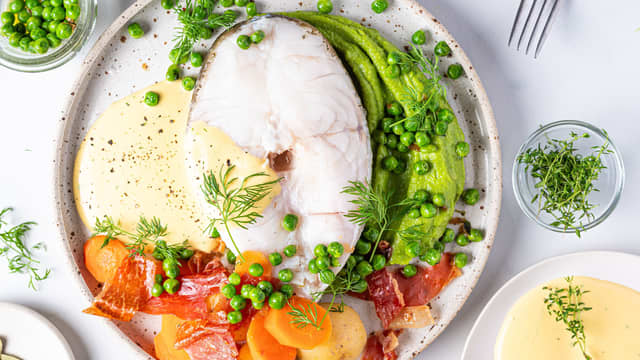 Pynt hver skreiskive med stekt spekeskinke og servér på varme tallerkener sammen med det gode tilbehøret.