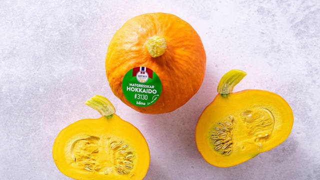 Kutt toppen og bunnen av gresskaret og del det i to på langs. Skrap ut den bløte kjernen og frøene med en spiseskje.