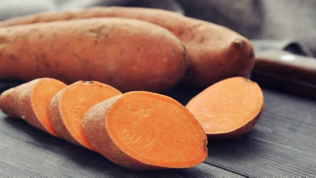 Vask og skrubb søtpoteten godt, og kutt i ca. 1 cm tykke skiver. Del aubergine i litt grove skiver og paprika i båter. Ha grønnsakene i oljeblandingen, og la ligge i 5-10 minutter.