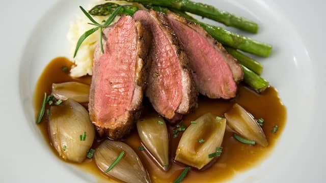 **Servering:** Skjær andebrystene i skiver og anrett sammen med bakt løk, skyen fra langpannen, potet- og sellerirotmos og stekt asparges.