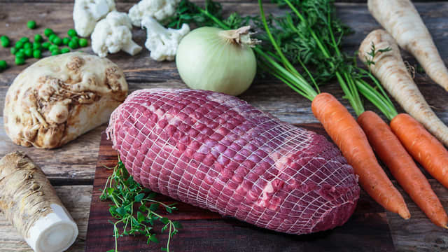 Skrell og kutt løk, gulrot, sellerirot og persillerot i terninger. Legg dem i en jerngryte, ildfast form eller langpanne. Gni steken inn med salt, pepper og timian og plasser den sammen med grønnsakene. Hell vann i formen.