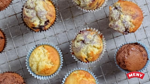 **Stek midt i ovnen på 200 grader i ca. 15 minutter** til de er gylne og gjennomstekt. Avkjøl muffinsene på rist.