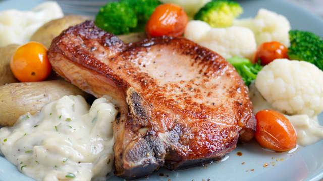 Del blomkål og brokkoli i grove buketter, og la koke i lettsaltet vann til grønnsakene er ferdigkokte, men fortsatt har en fast kjerne. Dette tar ca. 2 minutter.