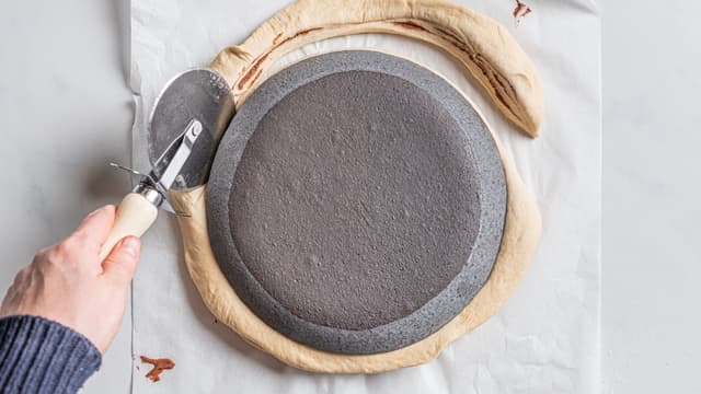 Legg en middagstallerken over lagene og skjær rundt, slik at du får en jevn og fin sirkel.