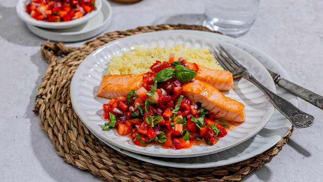 Pannestekt laks med jordbærsalsa