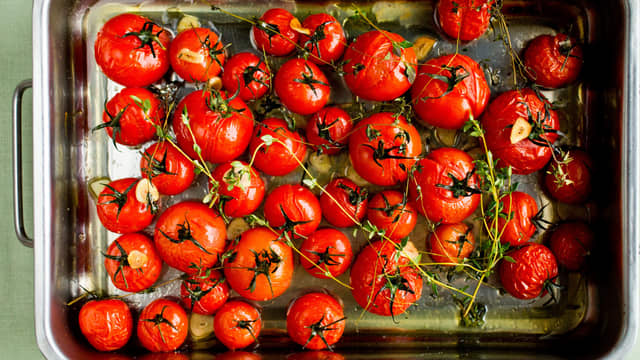 Stek tomatene midt i ovnen på 200 grader i ca. 5-10 minutter til de begynner å sprekke.