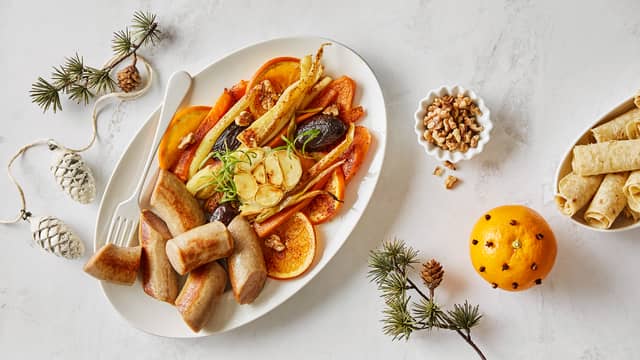 Julepølse av kylling og kalkun med ovnsbakte grønnsaker, appelsin og dadler