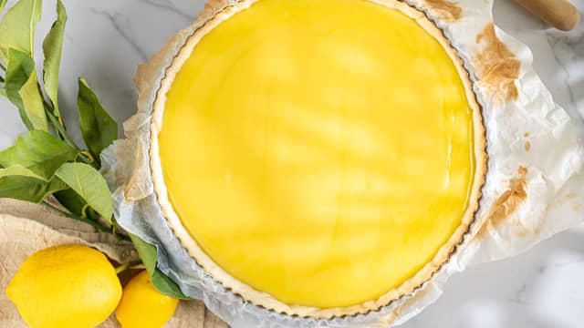 **Pynt og topping:** Ta terten ut og la den kjøle seg helt ned før du pynter. Server med en skje mascarpone til hvert stykke.