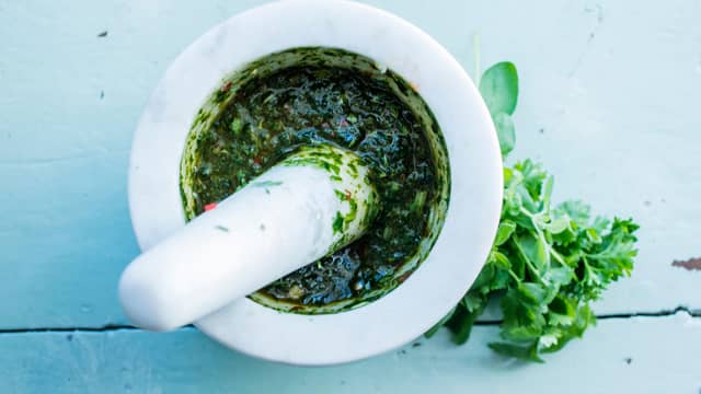 Chimichurri smaker best om den får stå minst 30 minutter før servering.