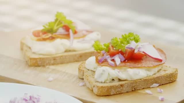 Sommerlig toast med spekeskinke og Tabasco