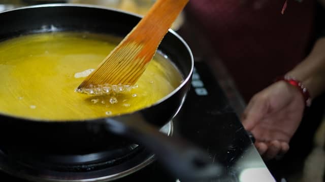 Varm opp frityrolje i en gryte til 180 grader. Bruk gjerne et steketermometer for å sjekke temperaturen.