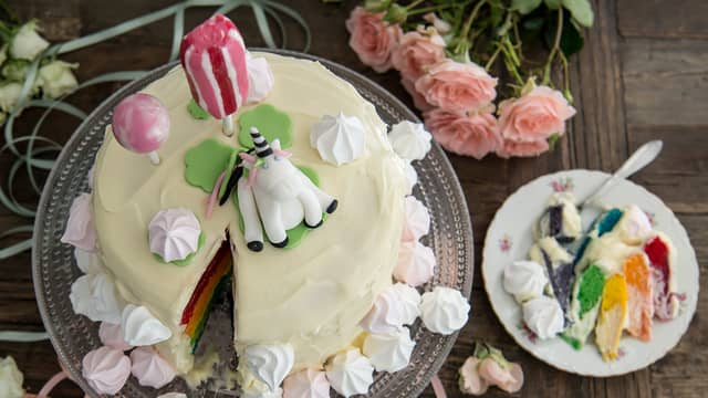 Pynt kaken med kjærligheter på pinne og masse marengstopper.