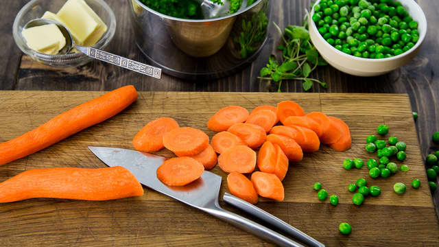 **Ertepuré og gulrøtter:** Skrell og del gulrøttene i skiver. Kok dem møre i saltet vann. Hell av vannet og damp gulrøttene litt av i kasserollen.