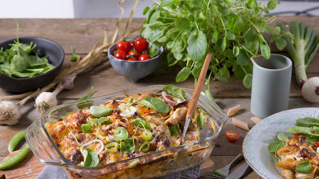 Ha over ost og stek midt i ovnen på 200 grader i ca 15 minutter til osten er gyllen og pastagratengen er gjennomvarm.