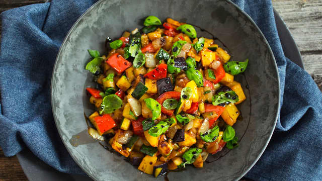 Ha i tomater og basilikum rett før servering. Smak til med noen dråper balsamico, ev. revet parmesan, salt og pepper.