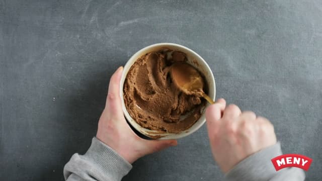 **Fyll:** Bland sammen romtemperert smør, brunt sukker og kanel i en egen bolle for å lage fyllet.