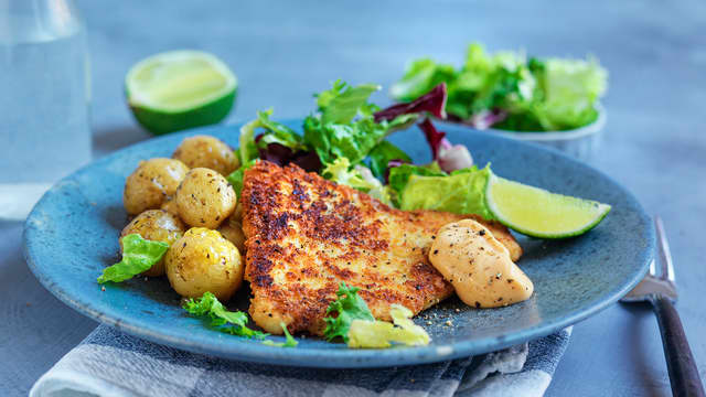 Server med ovnsbakte poteter, løkmarmelade, romano mix og chilimajones.