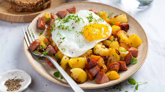 Dersom du ønsker egg på toppen, så knekker du nå eggene i stekepannen, i litt olje og steker speilegg. Når de har blitt faste løfter du ett egg over hver porsjon med pytt i panne.